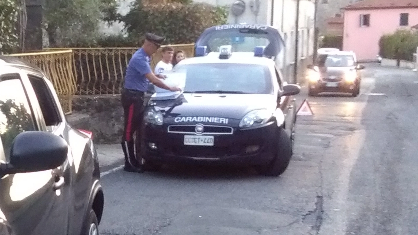 A risalire al conducente della Fiat Punto finita addosso alla Nissan con a bordo madre e figlia  sono stati i carabinieri della stazione di Sarzana