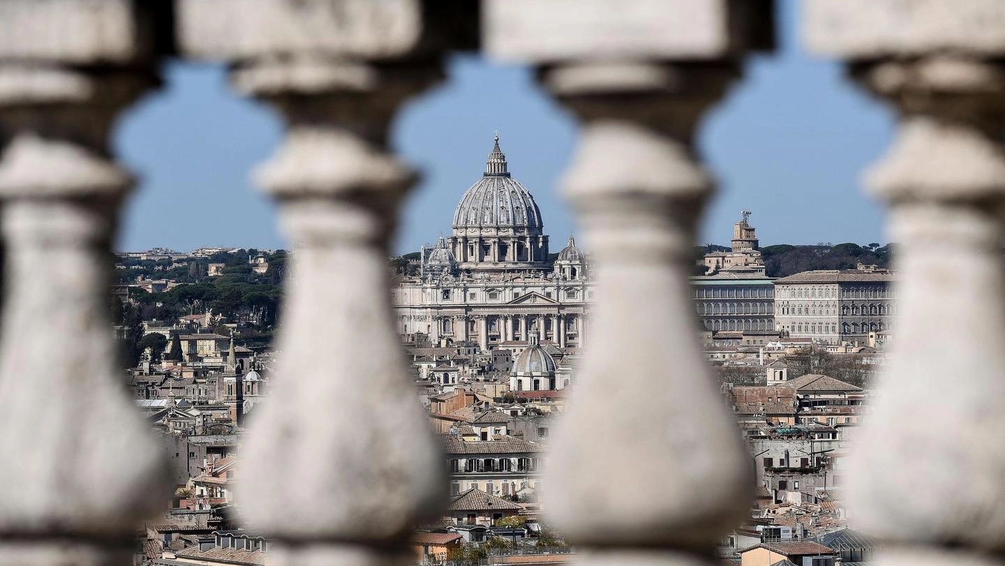 Veduta della Basilica di San Pietro fotografata dal palazzo della Consulta, Roma (Ansa)