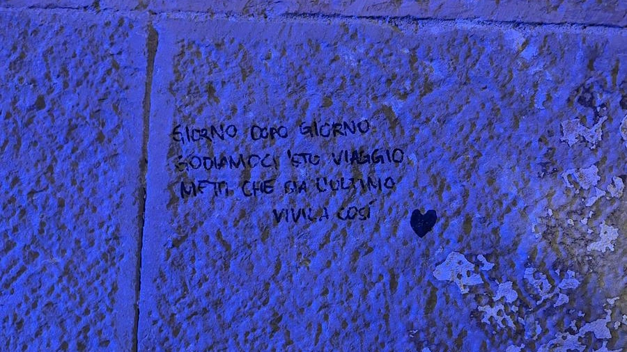 La scritta sulla pietra dietro l'Albero della Pace, in via dei Georgofili