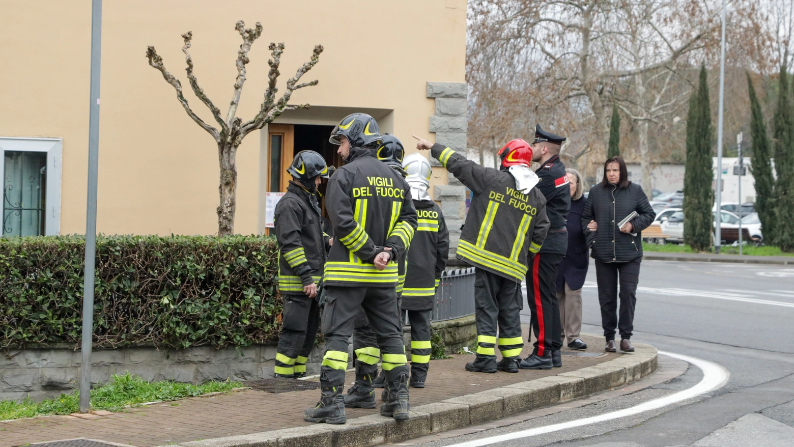 Sesto Fiorentino, vigili del fuoco e carabinieri davanti alla casa dov'è scoppiato l'incendio (Foto Germogli)
