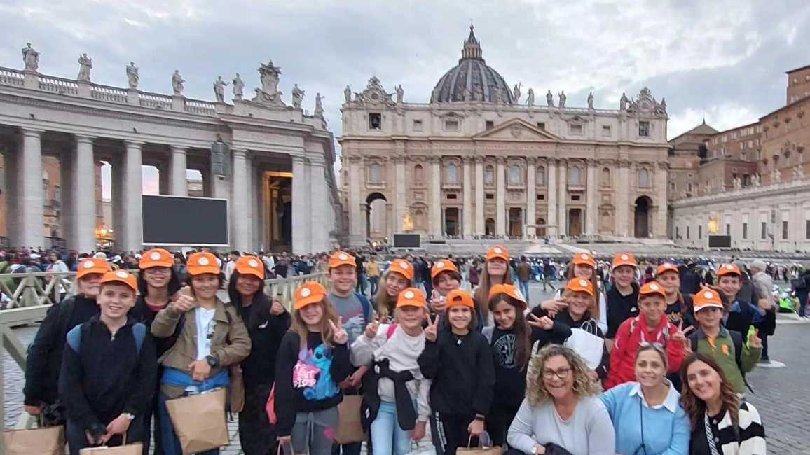 I bambini incontrano il Papa in Vaticano. L’emozione di 22 studenti da Staggiano I bambini incontrano il Papa in Vaticano. L’emozione di 22 studenti da Staggiano