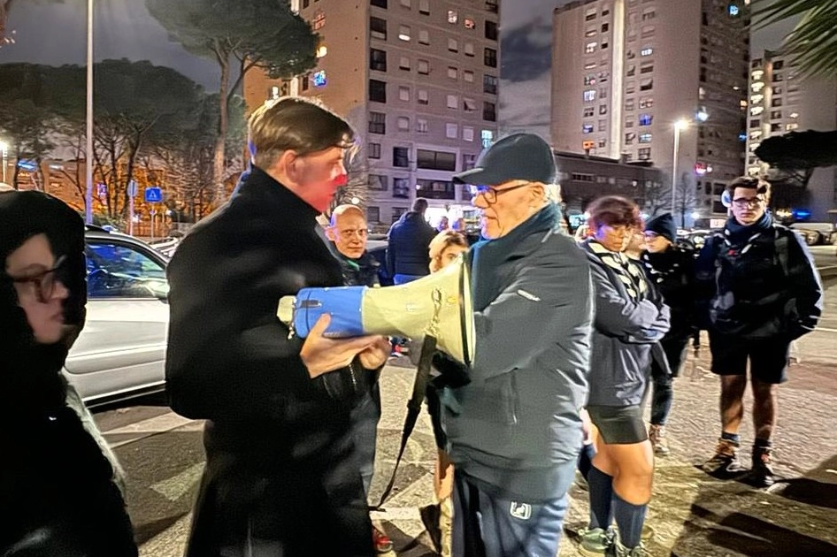 Don Antonio Coluccia con il gruppo scout di Uzzano alla serata per la legalità