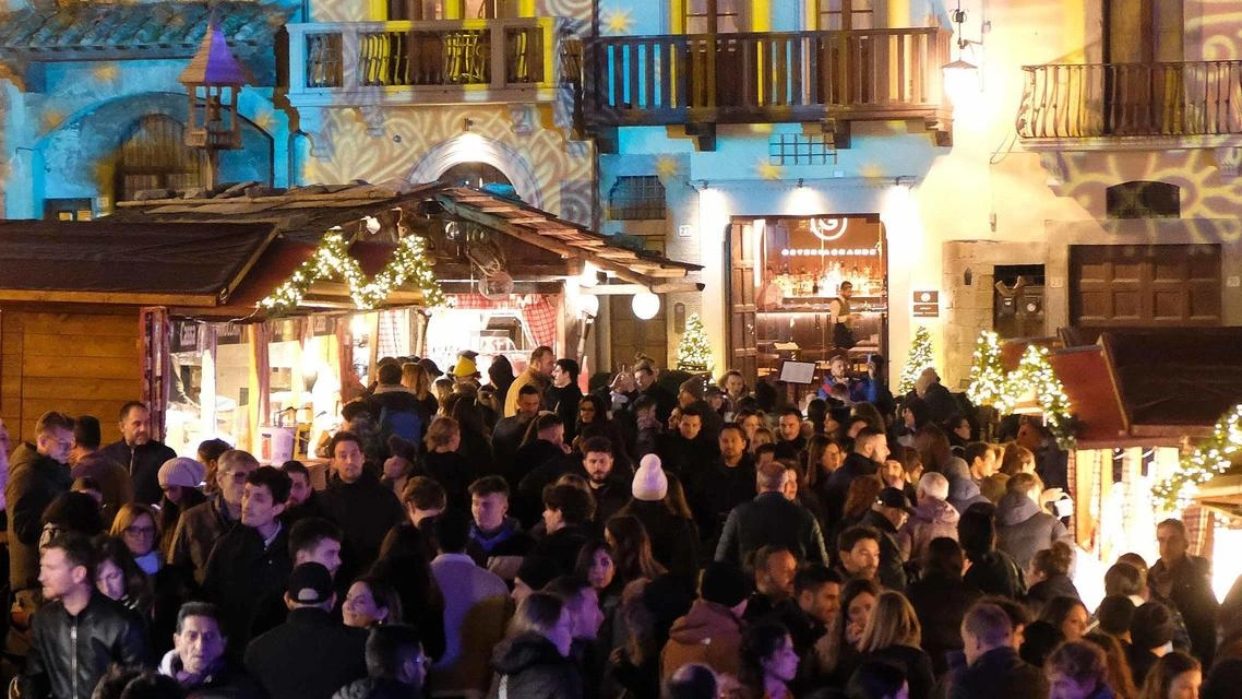 Già migliaia di visitatori in centro. Partenza prudente, poi il boom. E Rondine accende l’albero a Gubbio Già migliaia di visitatori in centro. Partenza prudente, poi il boom. E Rondine accende l’albero a Gubbio