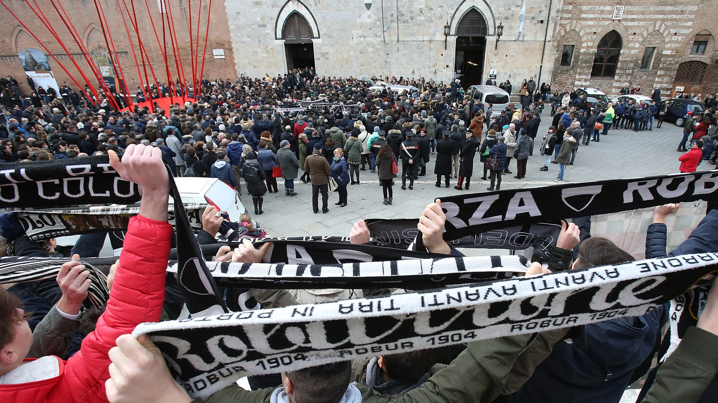 Folla al funerale di Arturo Pratelli (foto Di Pietro)