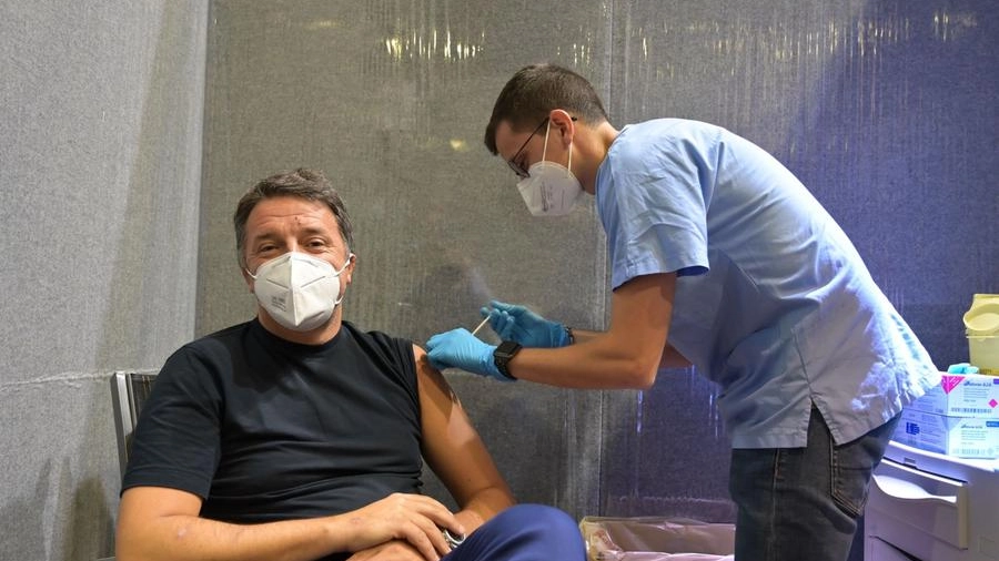 Matteo Renzi durante la vaccinazione a Firenze