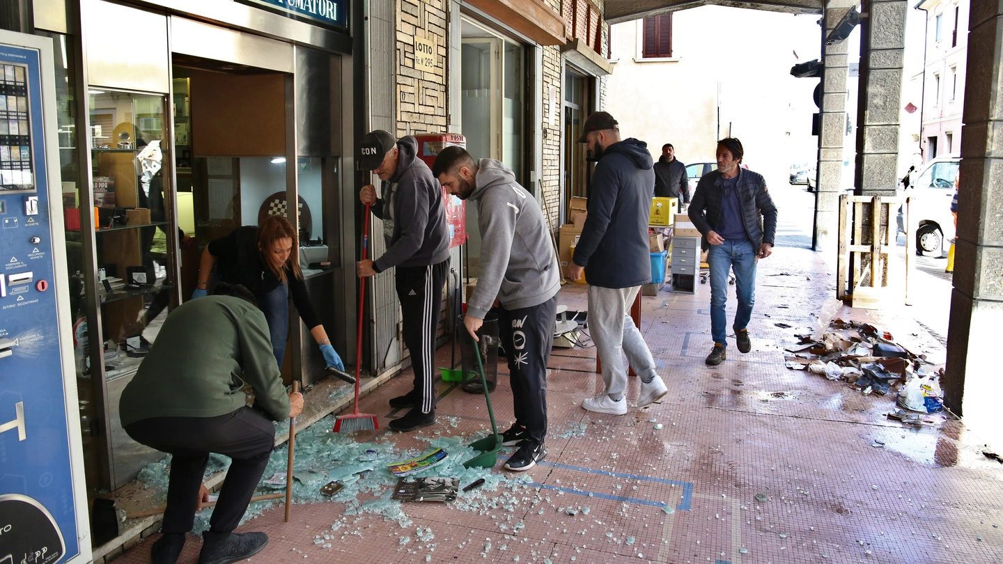 Il loggiato di via Saffi dove è esploso anche un vetro durante i lavori di pulizia (foto Bongianni/Germogli)