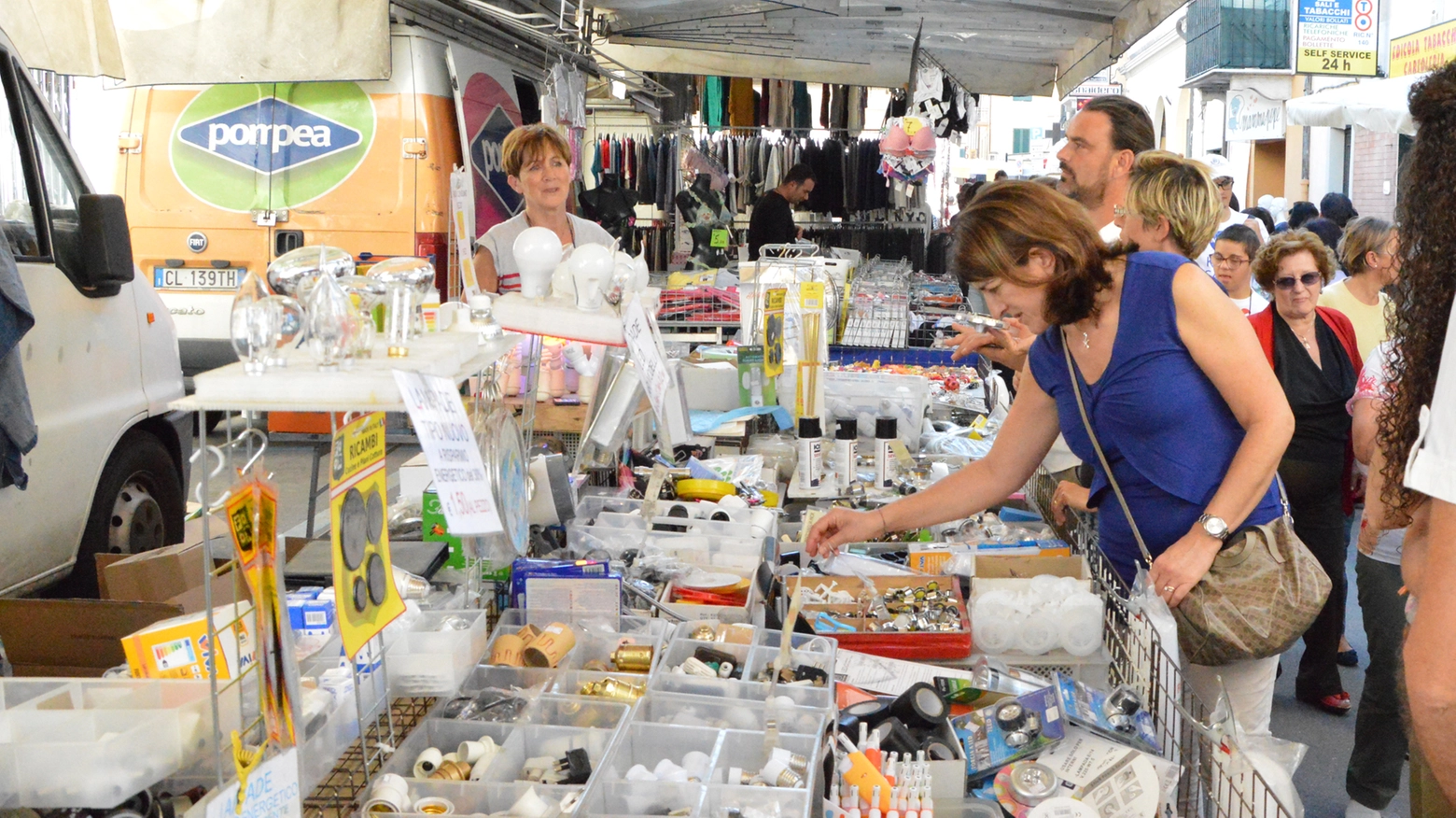 Un mercato durante il 'Settembre Lucchese' (foto Alcide)
