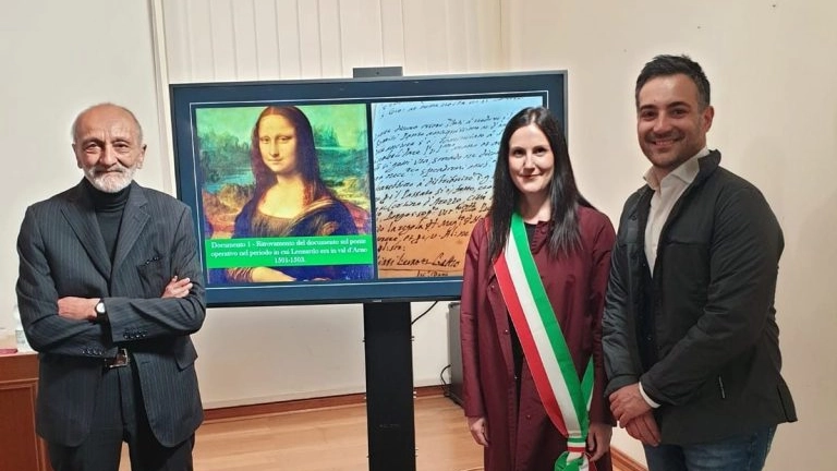 Lo storico Silvano Vinceti con sullo sfondo una foto de La Gioconda