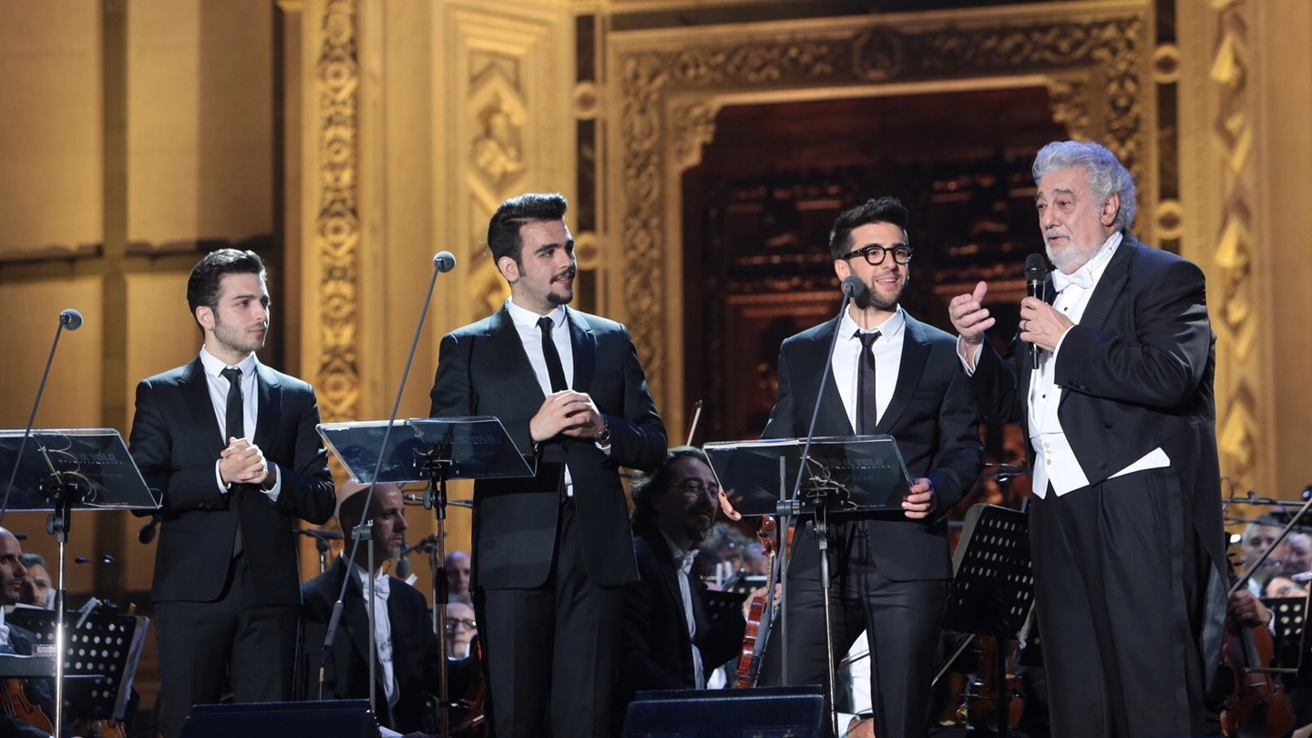 Il trio de Il Volo con Placido Domingo sul palco di Santa Croce