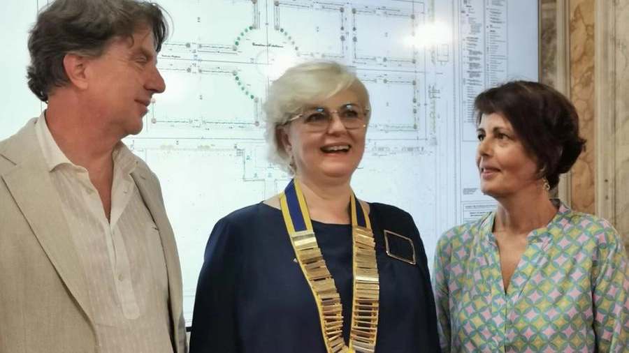 Grazia Tucci indossa il collare della presidenza del Rotary Firenze Sud