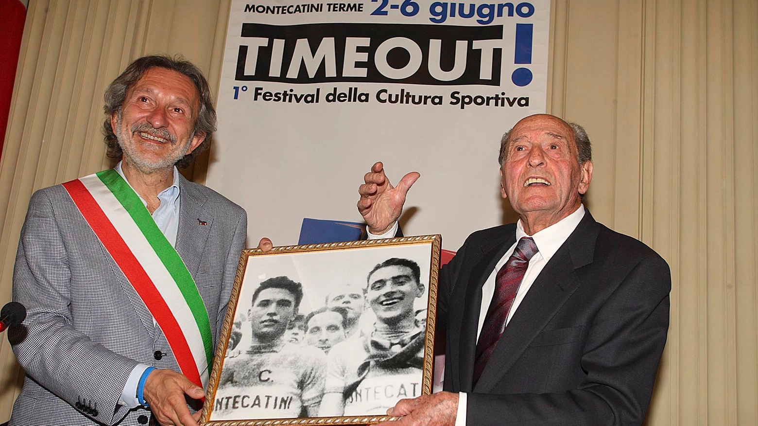 Il sindaco Bellandi consegna una foto storica ad Alfredo Martini