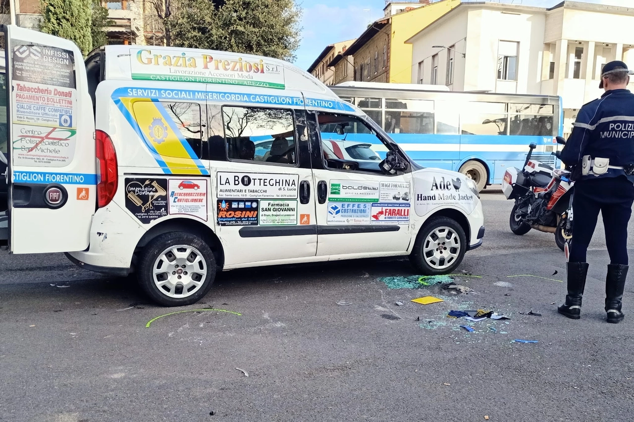 L'auto rovesciata su un fianco viene portata via