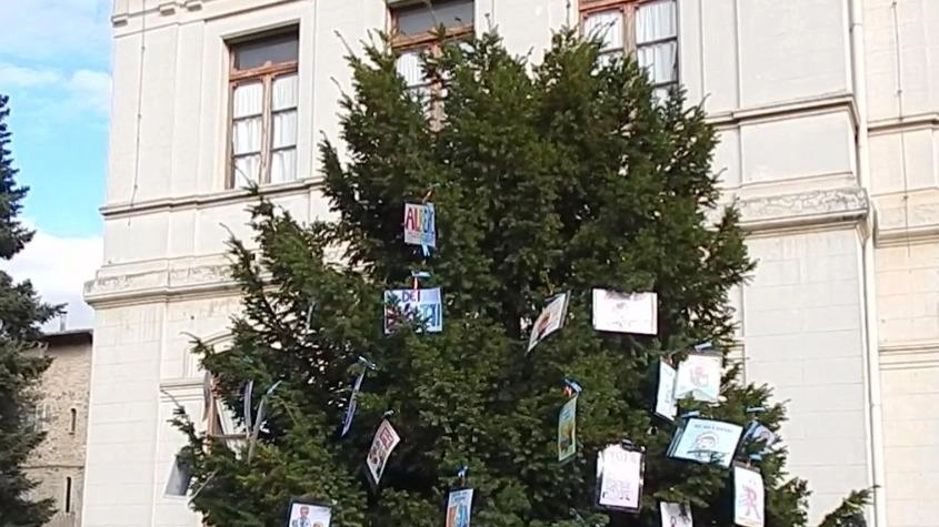 Cartoncini sull’albero per i più piccoli Cartoncini sull’albero per i più piccoli