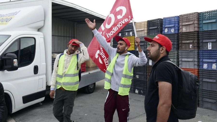 I lavoratori iscritti al Si Cobas in sciopero all’ingresso della ritorcitura. Foto Attalmi