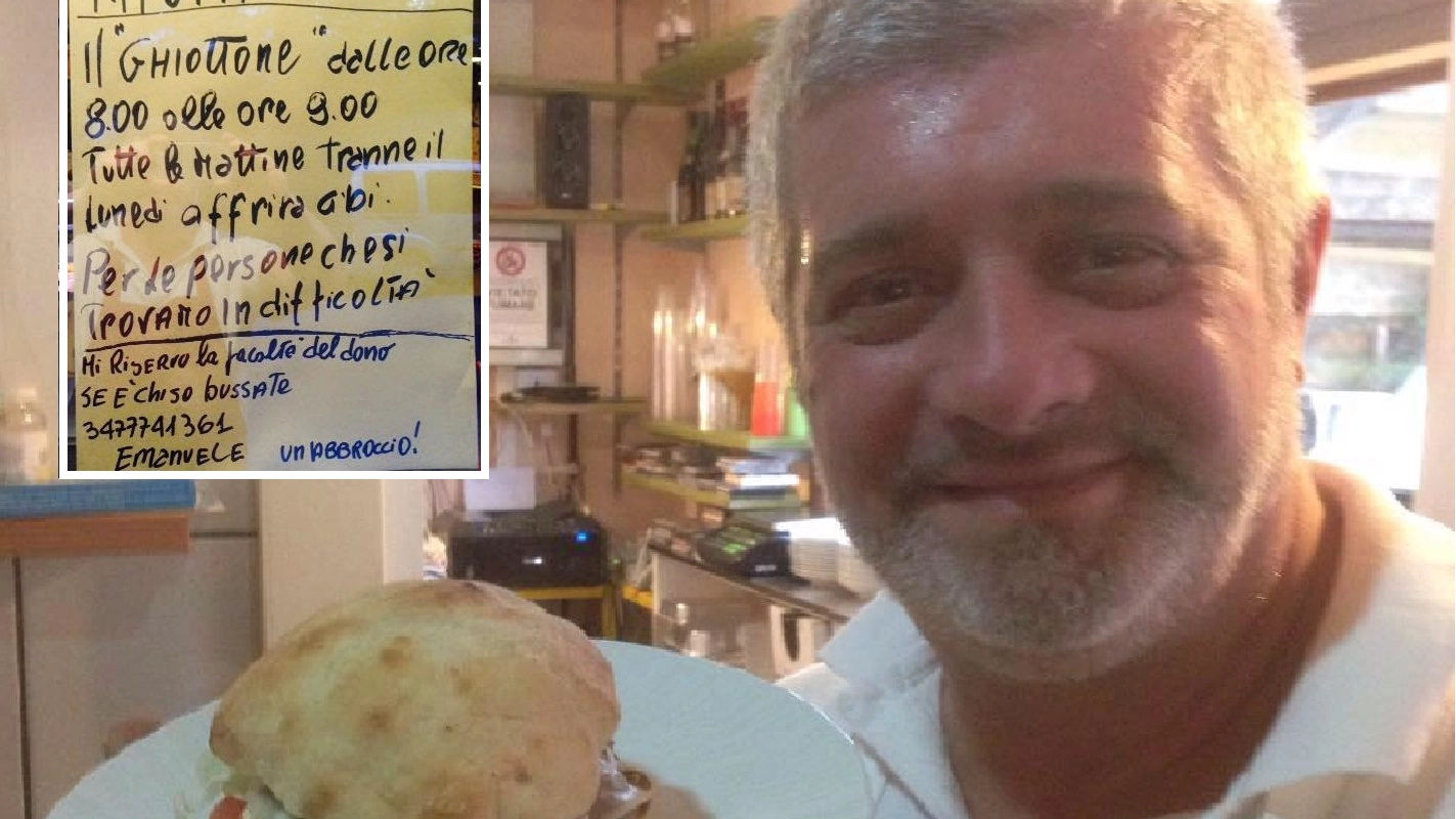 Emanuele Innocenti, titolare del "Ghiottone" e il cartello che ha appeso alla porta del ristorante