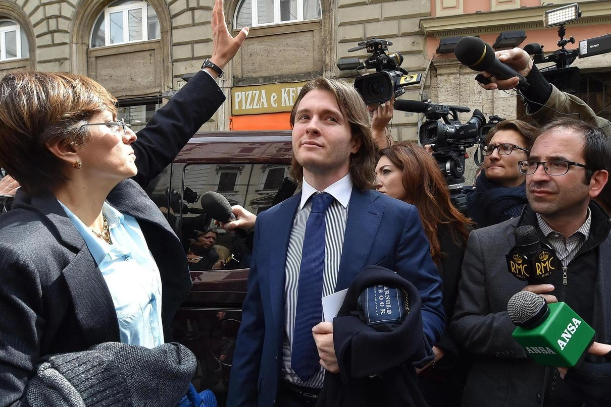 Raffaele Sollecito attorniato dai giornalisti  con il suo avvocato Giulia Borgiorno