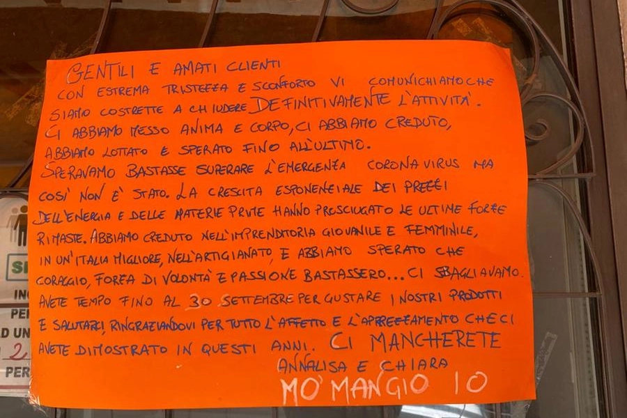 Il cartello che annuncia la chiusura
