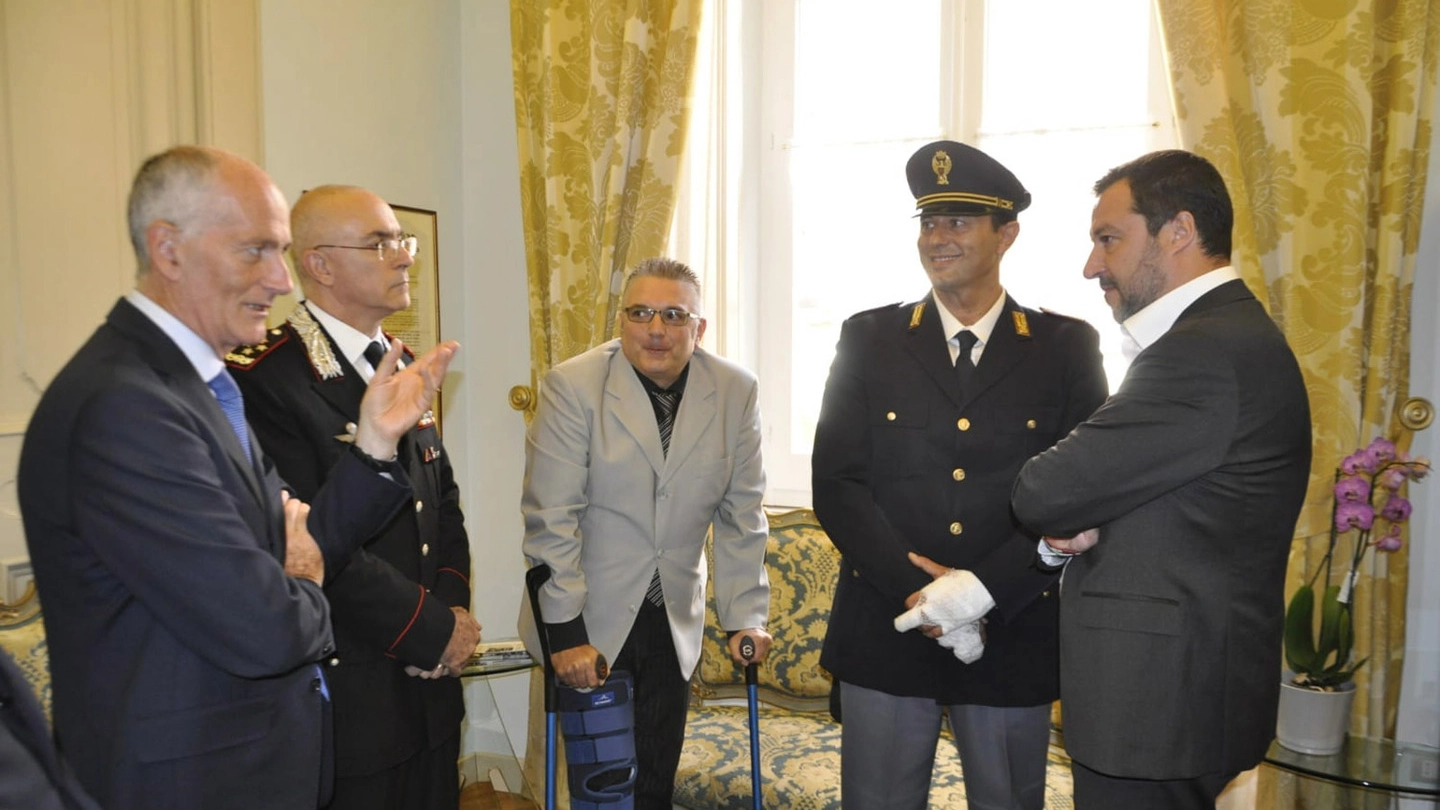 Salvini e Gabrielli incontrano il poliziotto e il carabiniere feriti durante un servizio 