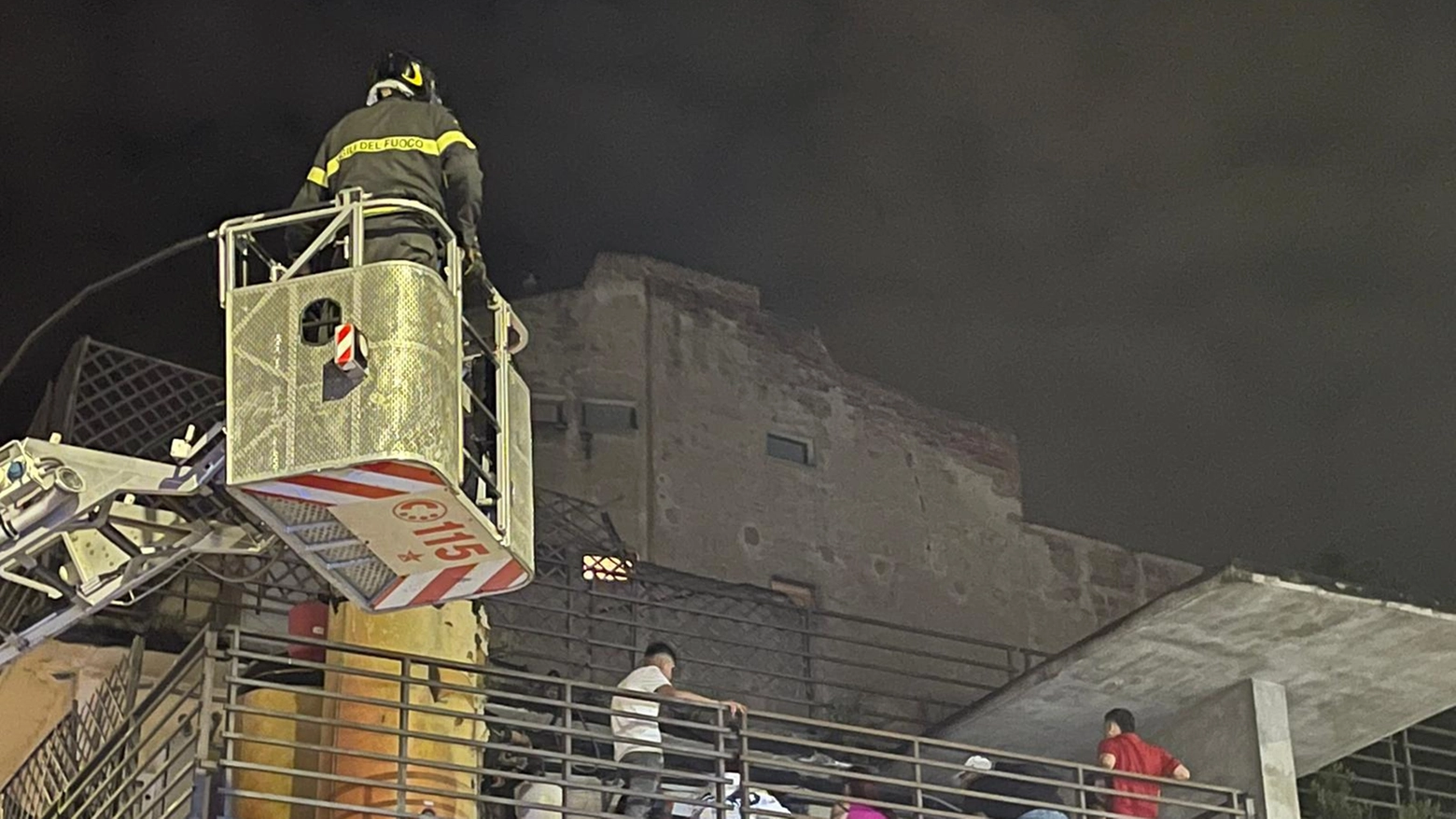 Ex albergo Astor in via Maragliano, i vigili del fuoco Ex albergo Astor in via Maragliano, i vigili del fuoco