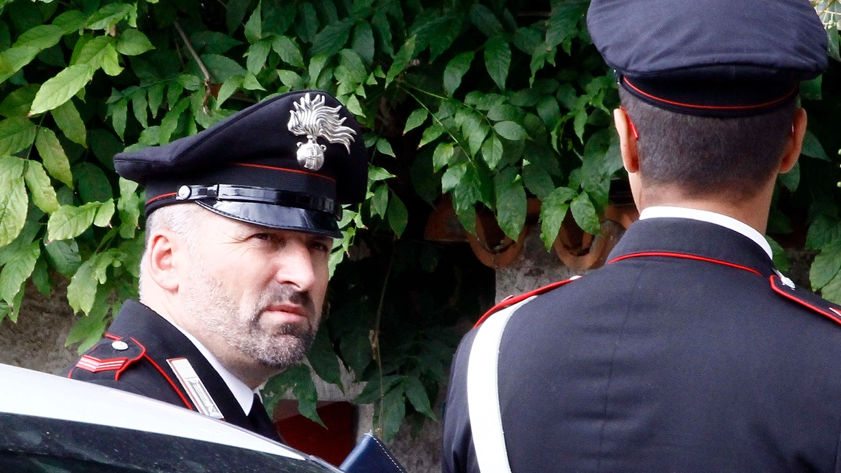I carabinieri fuori da un’abitazione raccolgono la denuncia dopo una truffa