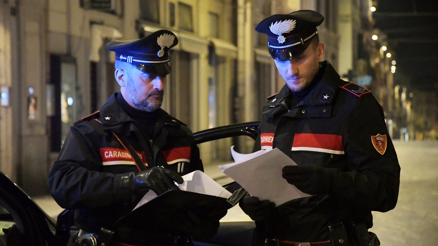 Carabinieri durante un controllo in strada (foto d’archivio)