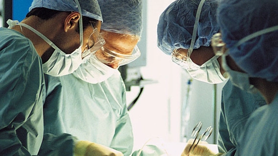 Chirurghi al lavoro in una sala operatoria (Foto d’archivio)