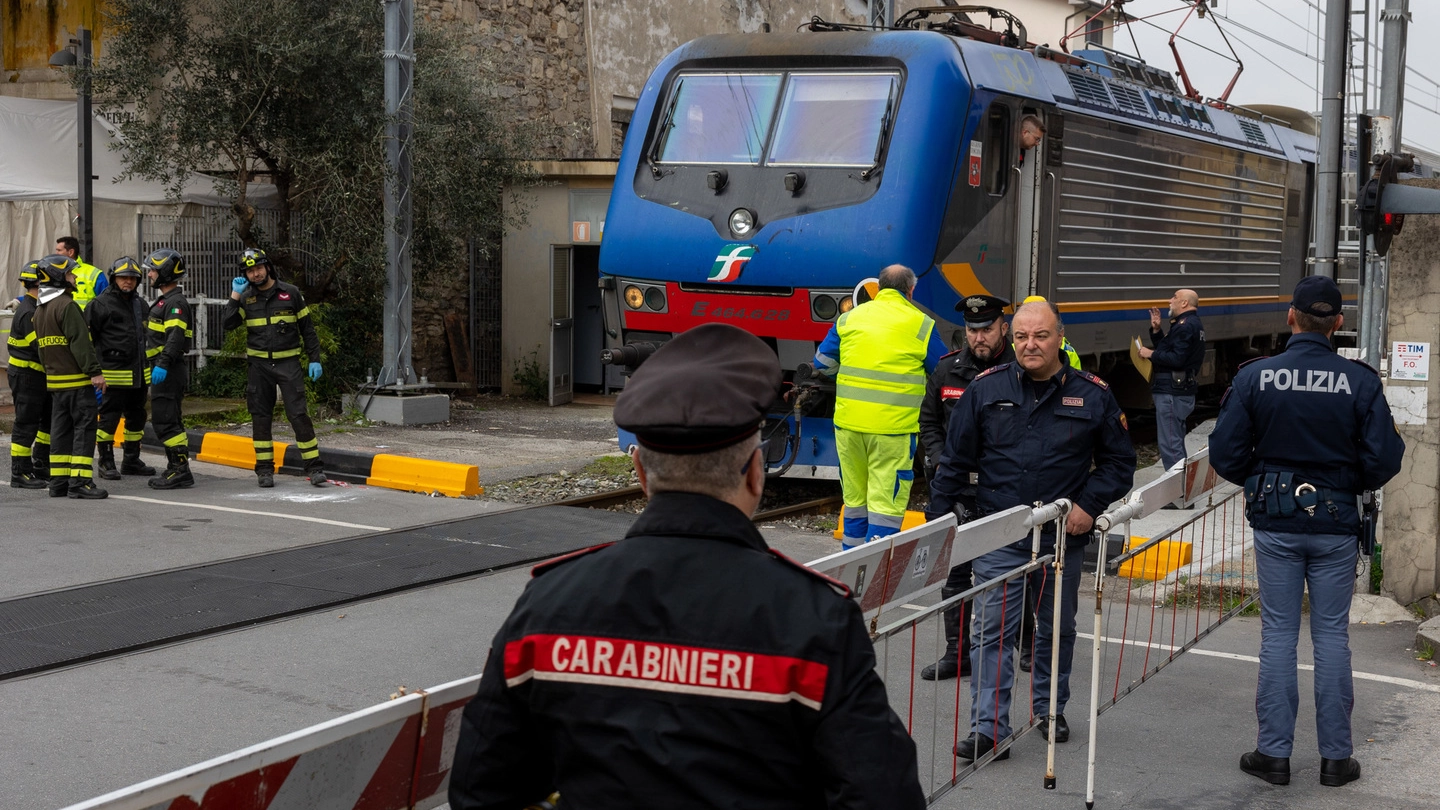 Il locomotore fermo appena prima della stazione di Montecatini Centro, dove si è consumata