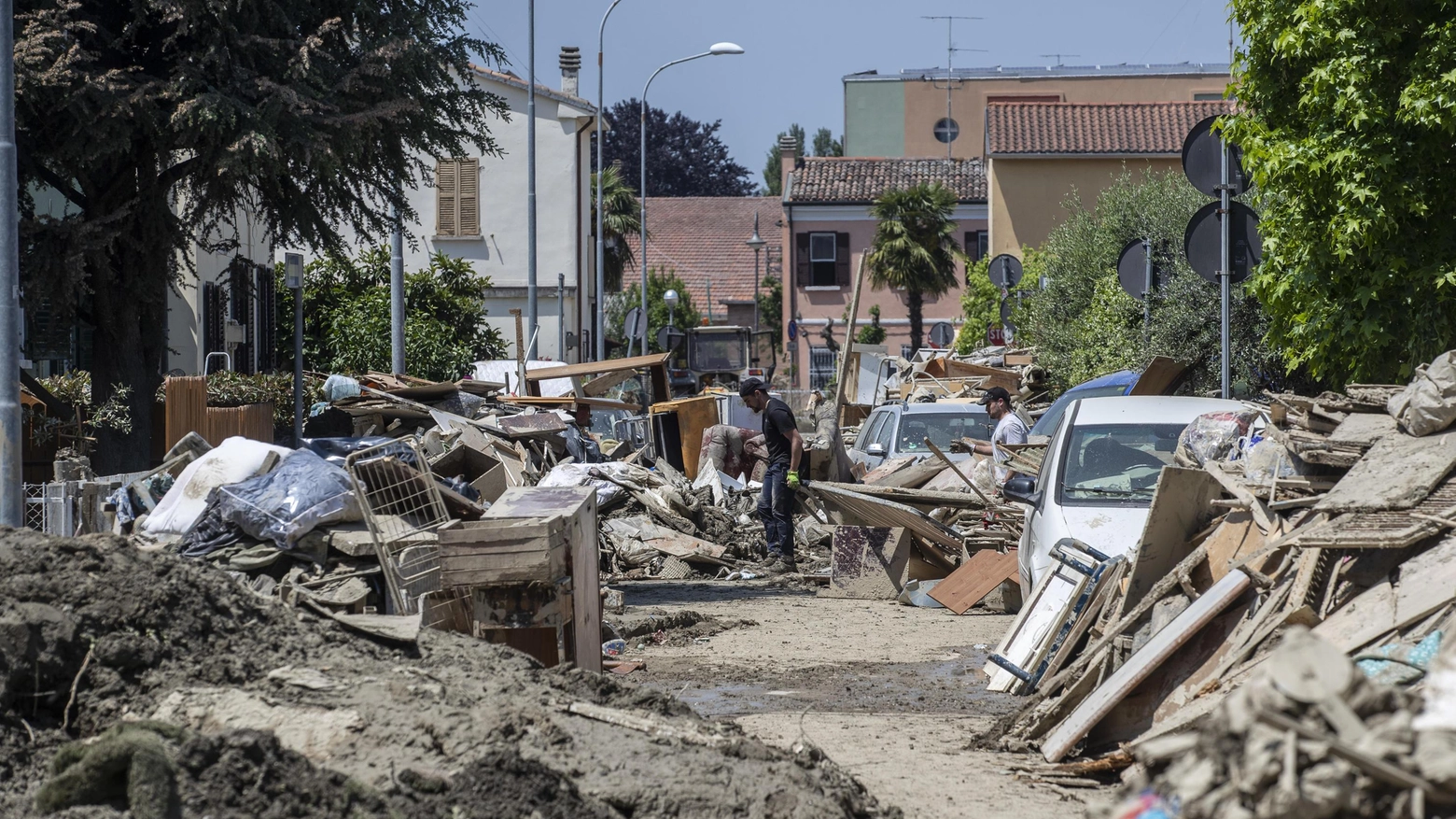 I mezzi della Dife spa in Romagna  "In azione per rimuovere materiali"