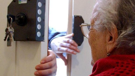 Colle: scatta l’allarme truffatori È caccia a due giovani eleganti Colle: scatta l’allarme truffatori È caccia a due giovani eleganti