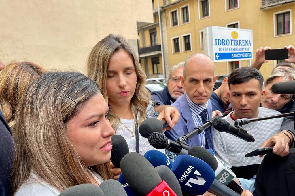 I genitori di Kata davanti all'ex hotel Astor (Foto Marco Mori / New Press Photo)