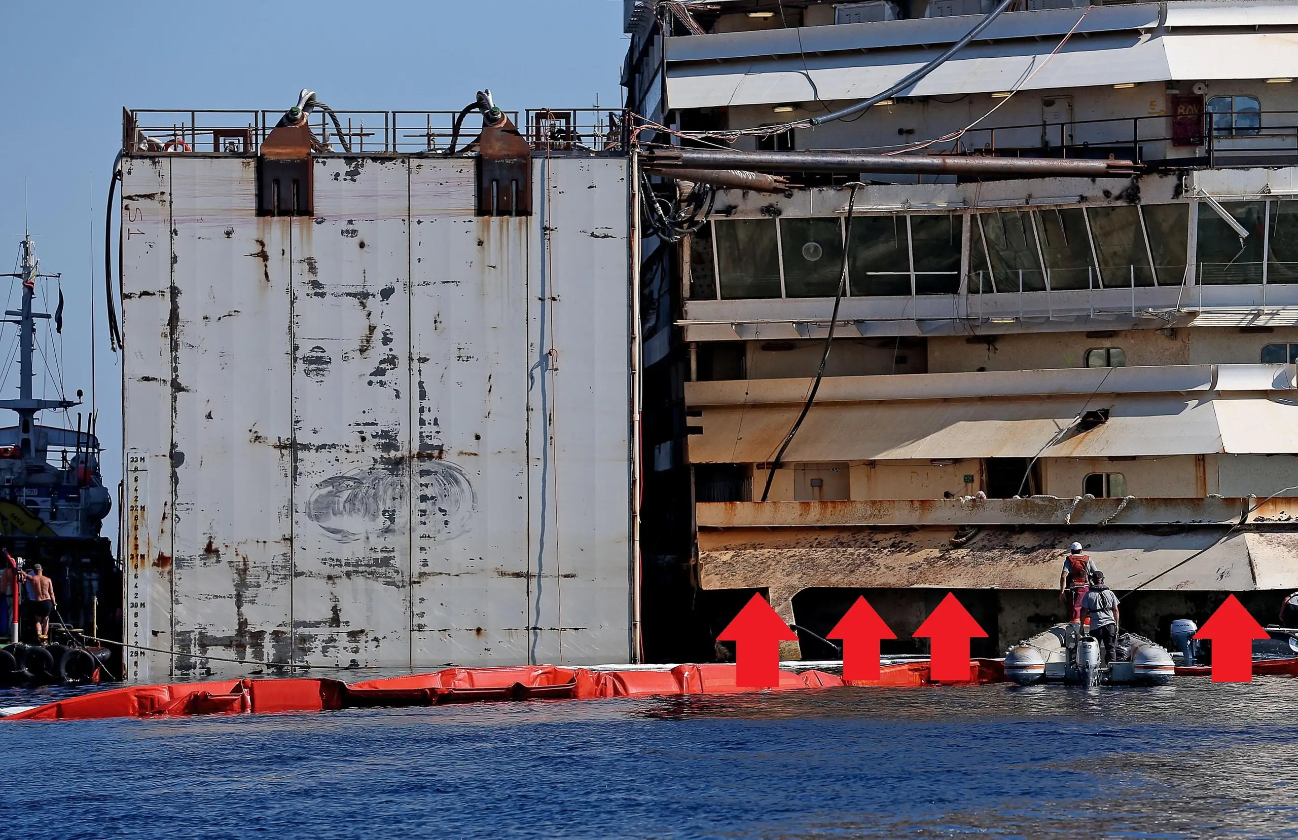 La Costa Concordia continua a riemergere: sale di un metro, si scopre il ponte cinque