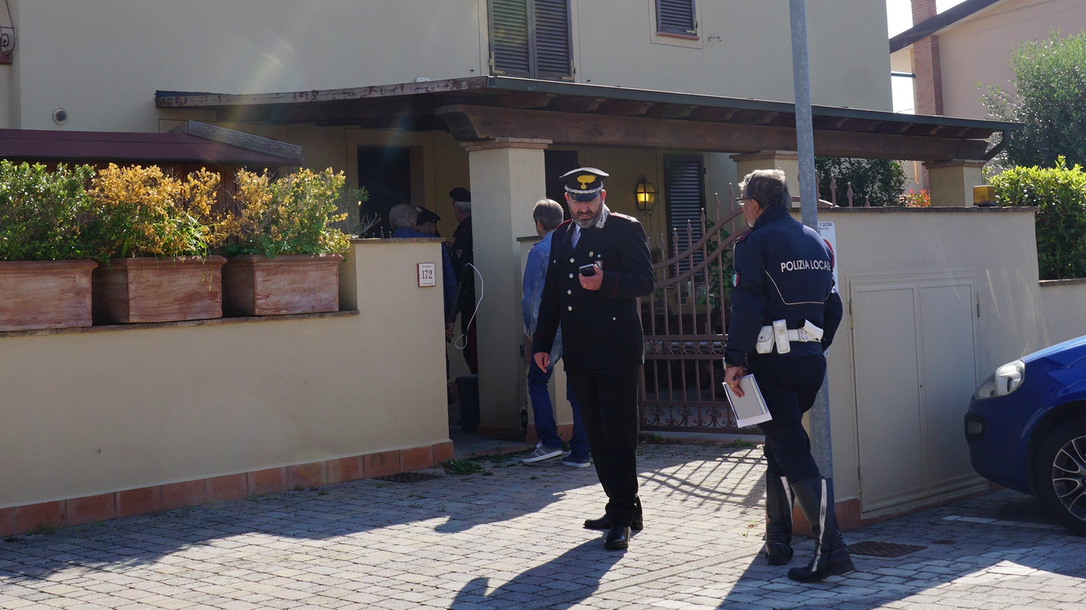I carabinieri nella casa dove è stata trovata la donna morta