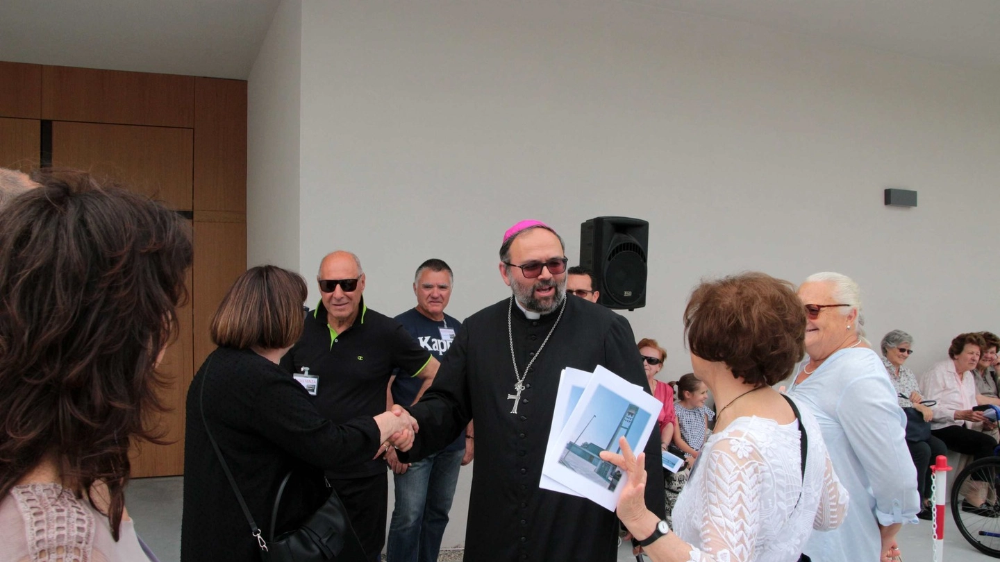 Il vescovo nella chiesa appena inaugurata (foto Umicini)