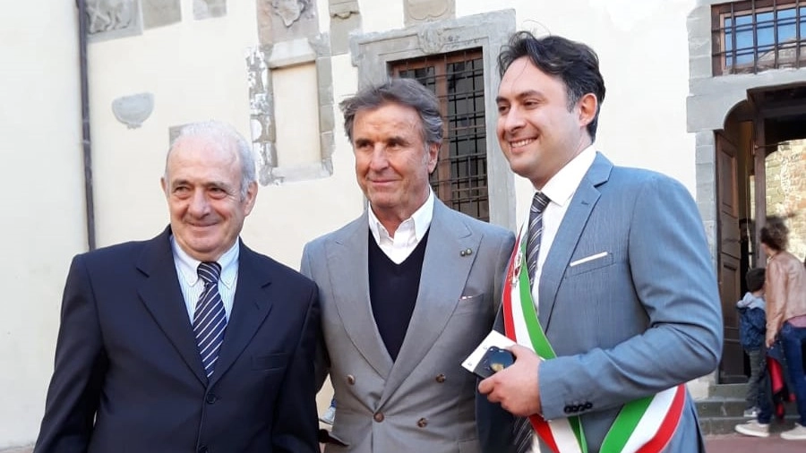 Brunello Cucinelli (al centro) assieme al sindaco Alessandro Polcri e a Giovanni Sassolini