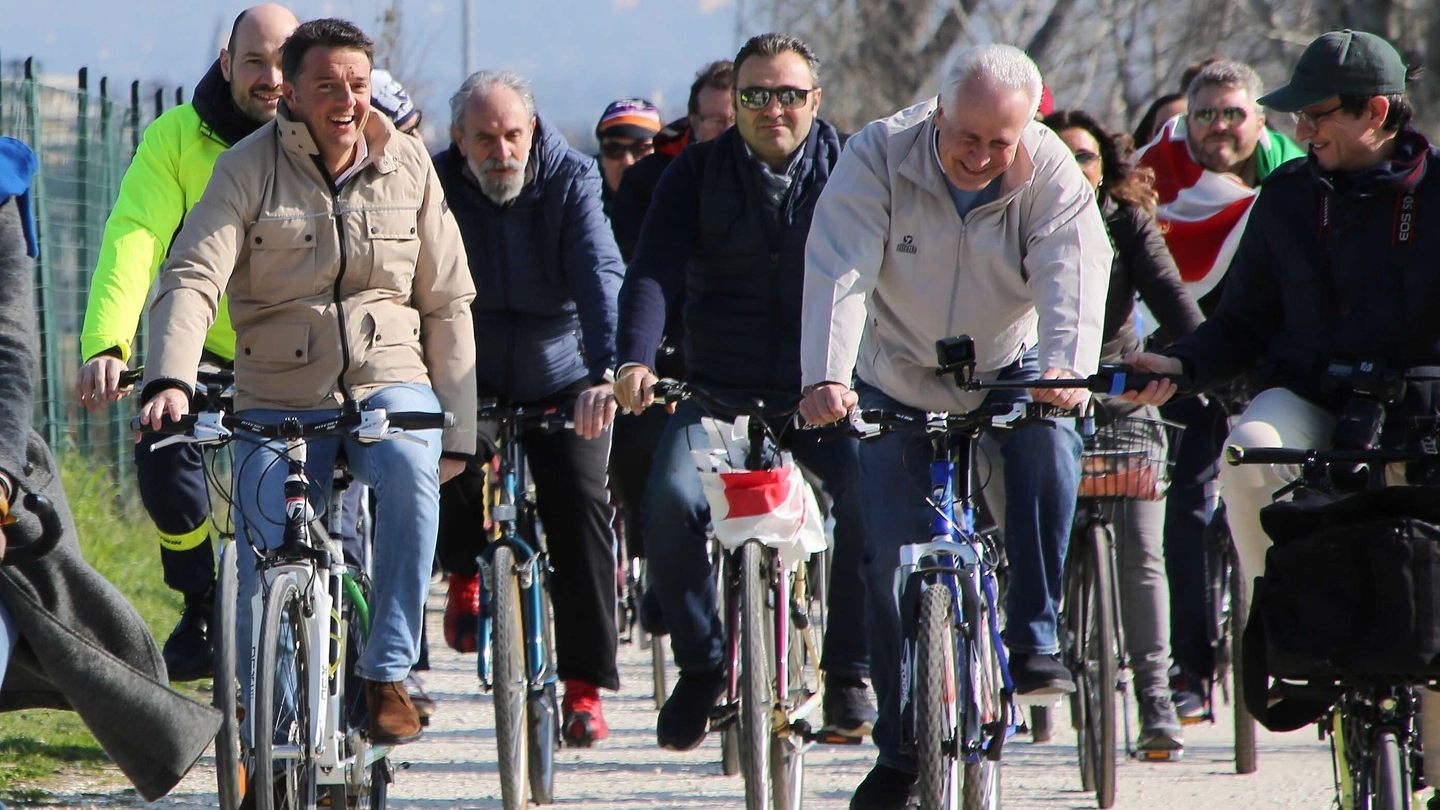 Renzi alla biciclettata (foto Marco Mori/New Pressphoto)