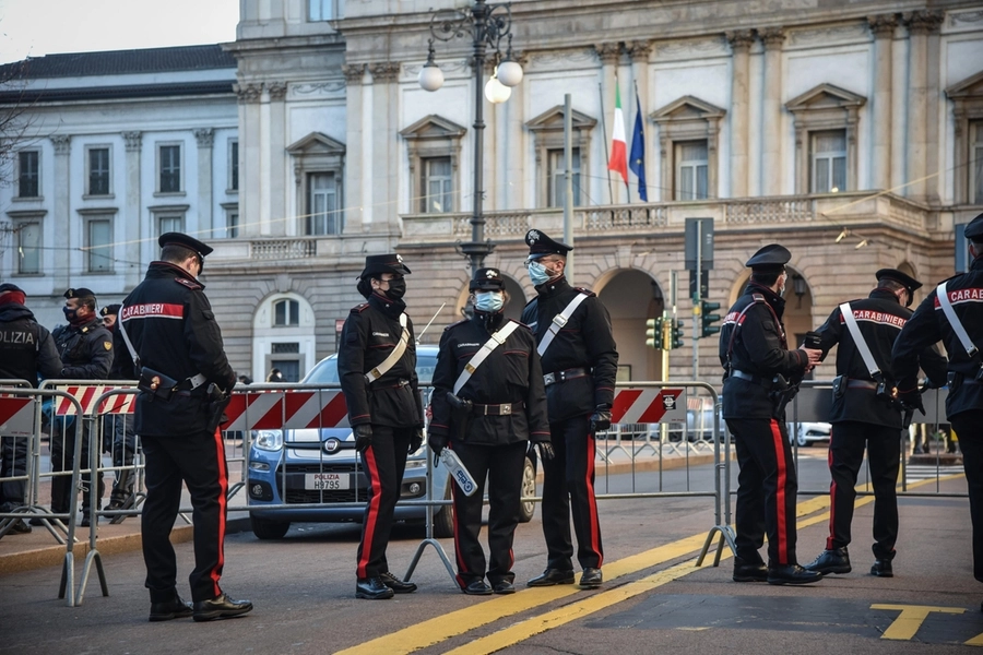 Milano, forze dell'ordine in piazza della Scala pere la Prima