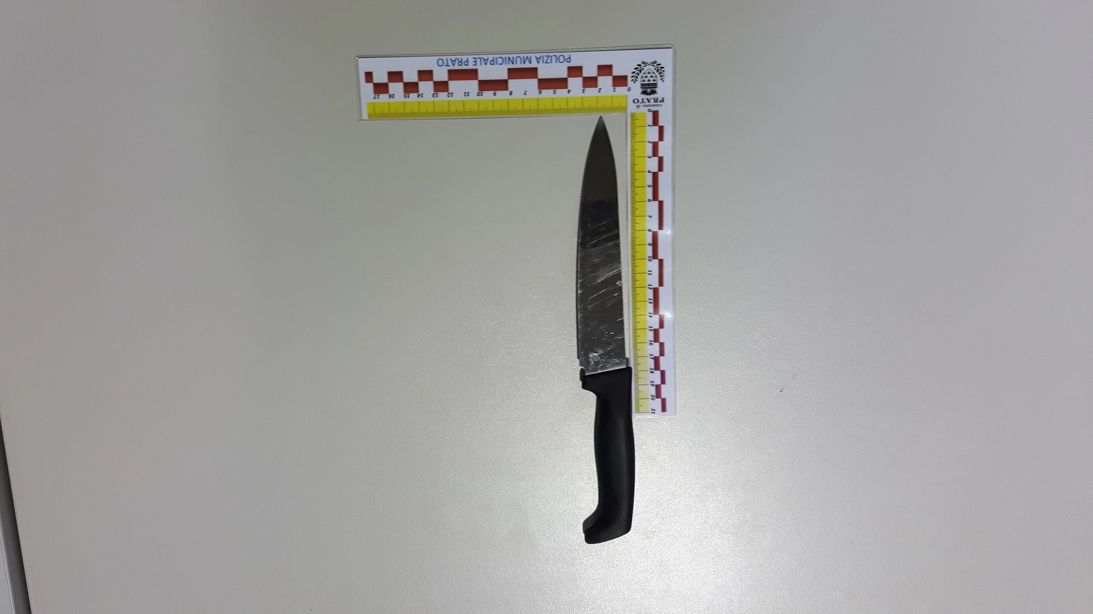 Il coltello sequestrato dalla polizia municipale