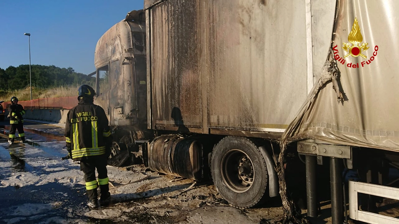 il camion distrutto dal fuoco