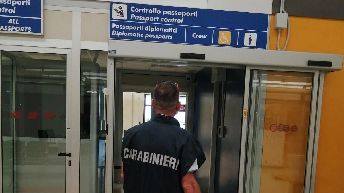 Uno dei carabinieri che hanno partecipato all'arresto a Fiumicino