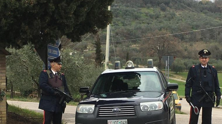 Bastia Umbra: i Carabinieri bloccano due uomini fuori da un supermercato. In auto trovate decine di pregiate bottiglie per un valore di oltre mille euro.