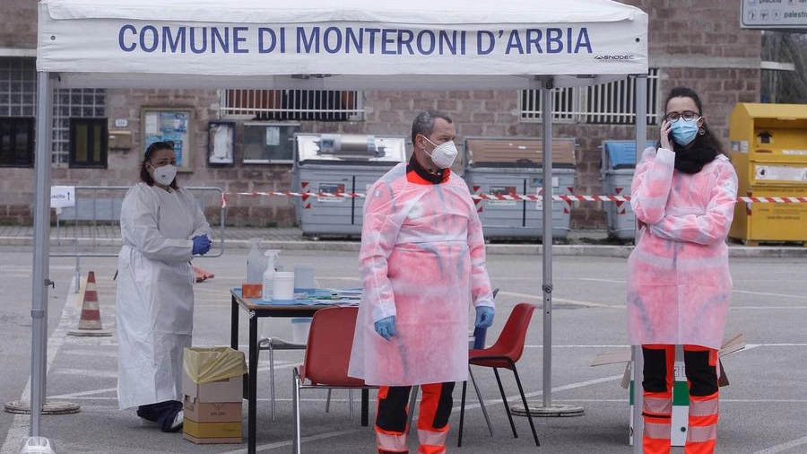 I tamponi a Monteroni d'Arbia (foto Paolo Lazzeroni) I tamponi a Monteroni d'Arbia (foto Paolo Lazzeroni)