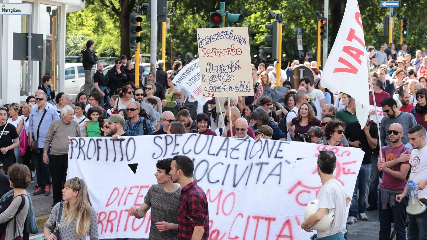 Il corteo per le strade di Firenze (foto NewPressPhoto)