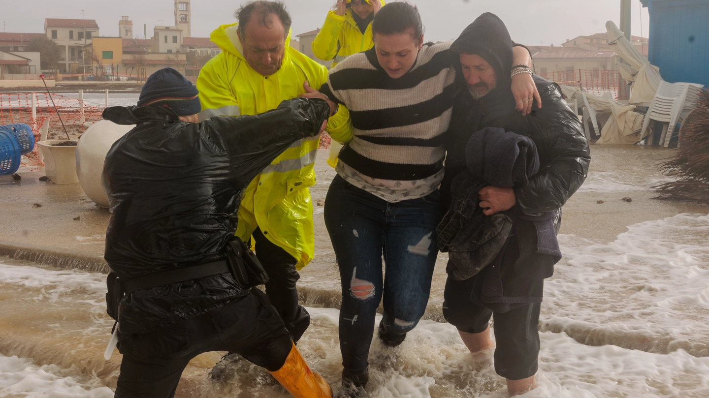 La mareggiata che ha colpito Marina di Pisa il 2 novembre scorso