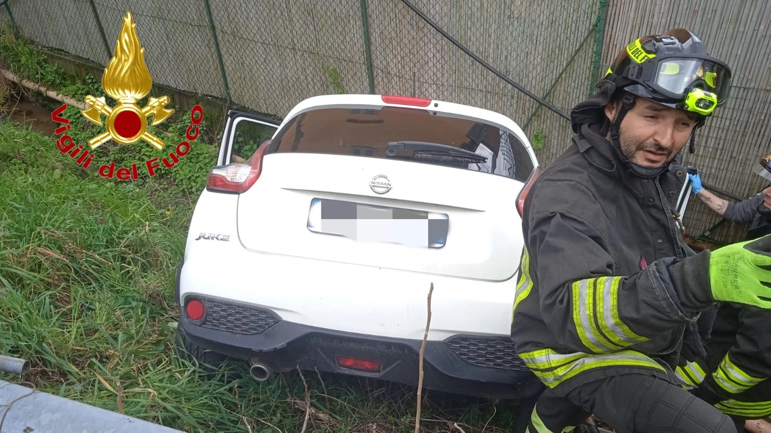 L'auto finita nel fosso L'auto finita nel fosso