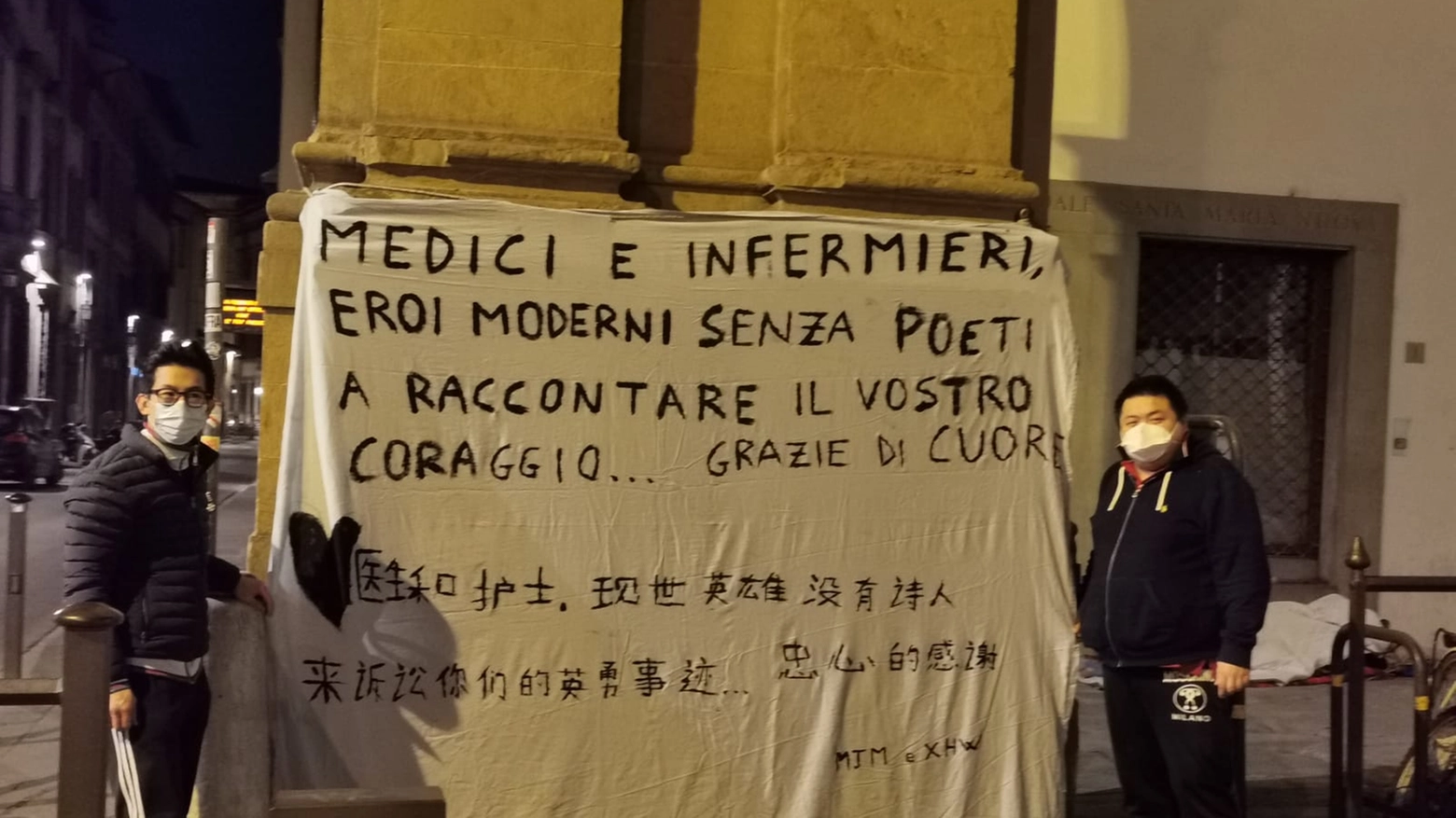 Il messaggio della comunità italo-cinese per i medici: lo striscione è comparso a Firenze