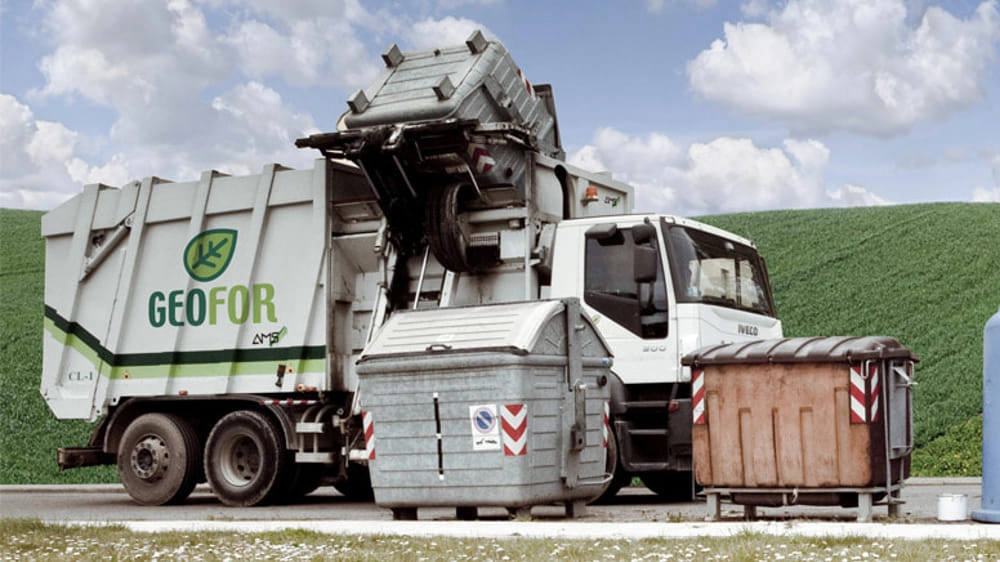 Un camion della Geofor al lavoro Un camion della Geofor al lavoro
