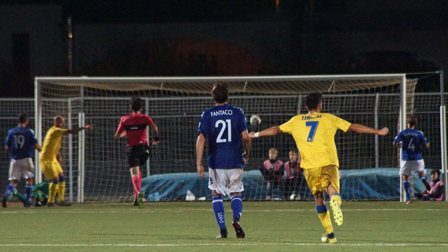 Uno dei cinque gol della Carrarese (Sarah Esposito / Fotocronache Germogli)