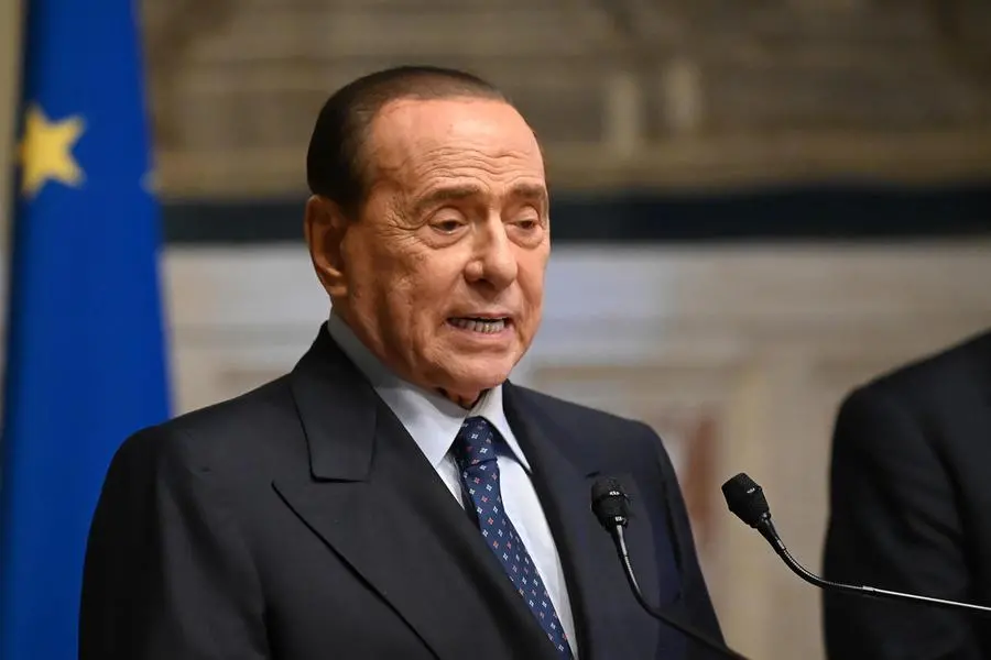 Berlusconi chiede a Draghi di mollare i Cinque Stelle (ma lui, forse, li ha già mollati)