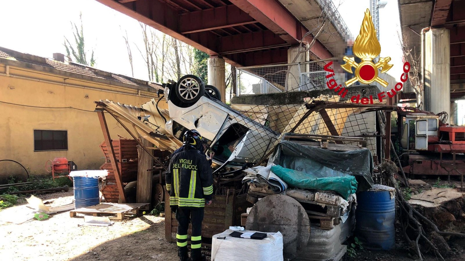 Auto vola giù dal Viadotto Paura per il conducente Ma ha ferite soltanto lievi Auto vola giù dal Viadotto Paura per il conducente Ma ha ferite soltanto lievi