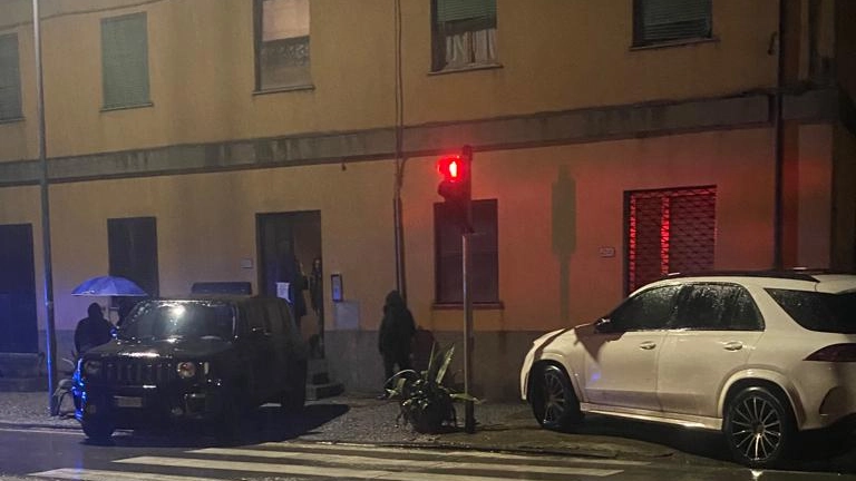 Lucca, un uomo e una donna trovati senza vita in casa. Le indagini Lucca, un uomo e una donna trovati senza vita in casa. Le indagini